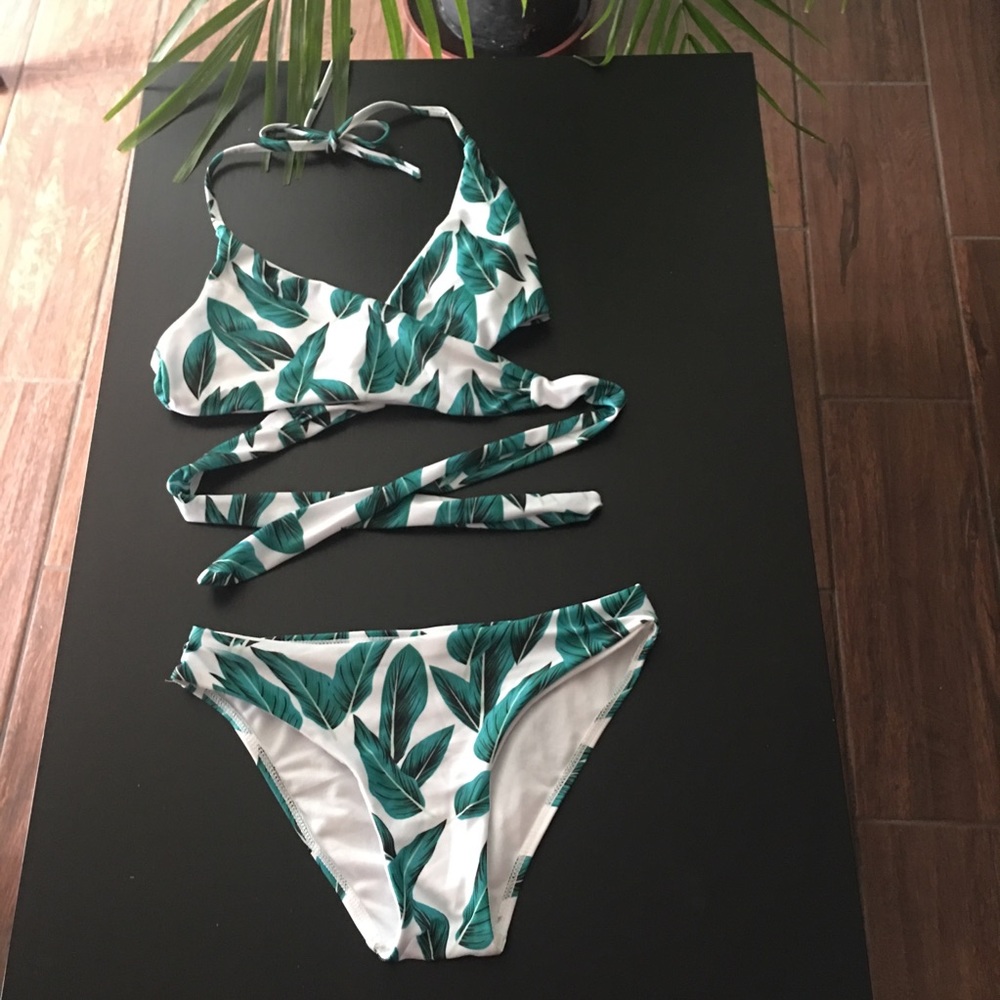 NWOT Leaf Print Bikini Set